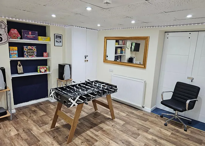 Modern Ground Floor, 2 Bedroom Apartment, With Games, Chill Out Room