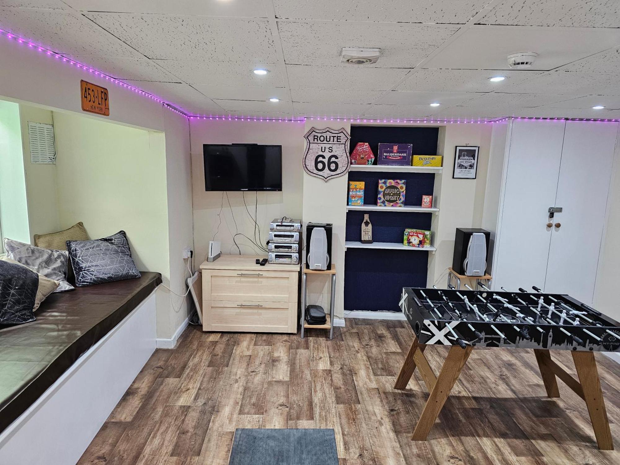 Modern Ground Floor, 2 Bedroom Apartment, With Games, Chill Out * Scarborough