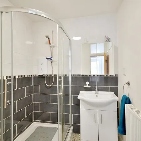 Spacious Modern Ground Floor Apartment, For Up To 6 Guests Scarborough Exterior photo