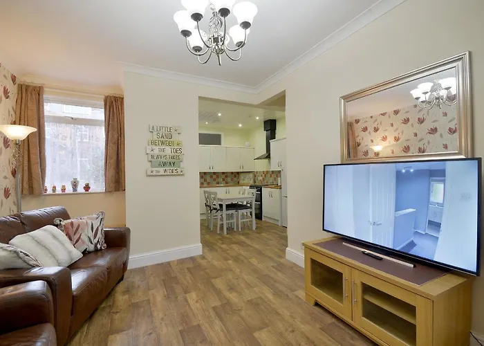 Spacious Modern Ground Floor Apartment, For Up To 6 Guests